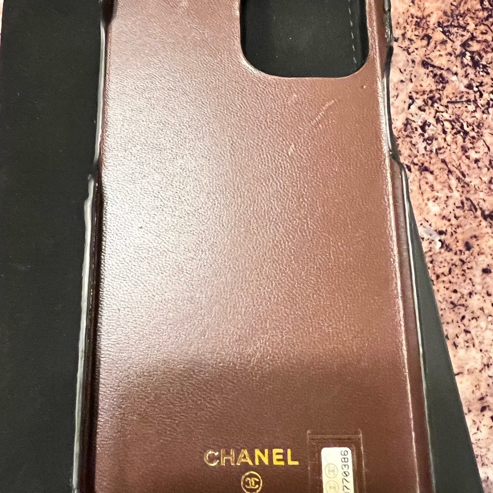 CHANEL Black Quilted Leather Phone Case - Picture 12 of 12